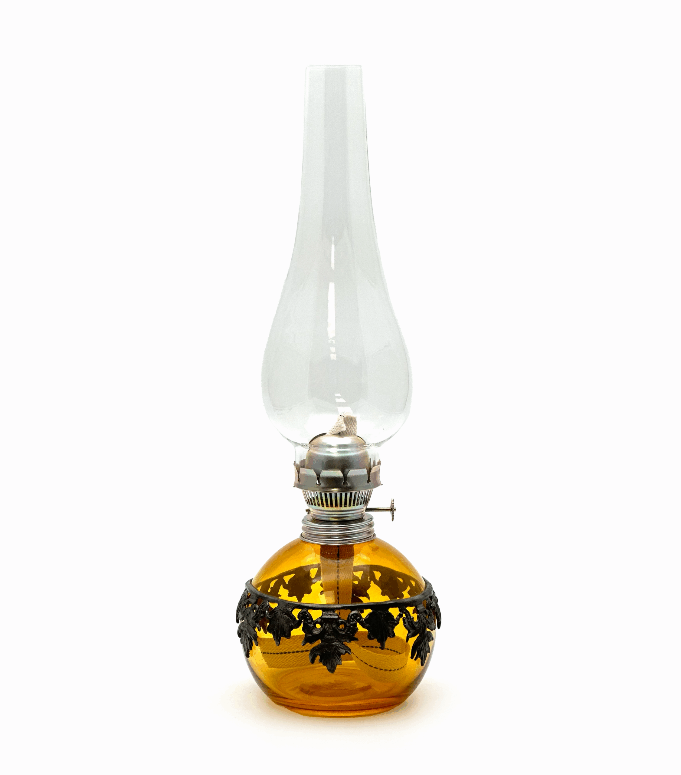 Petrolejová lampa zdobená cínem Petrolejová lampa zdobená cínem