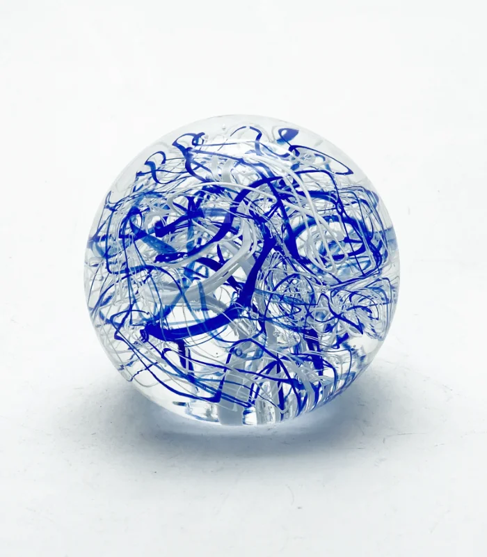 Skleněné těžítko – barevné nitě modro bílé